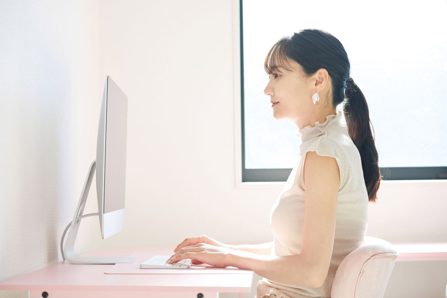 Post-Summer Care: How to Keep Your Skin Healthy Back in the Office